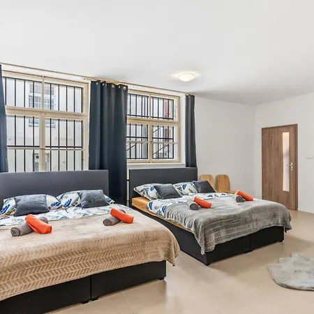 Private Atrium Haven Apartment Prag