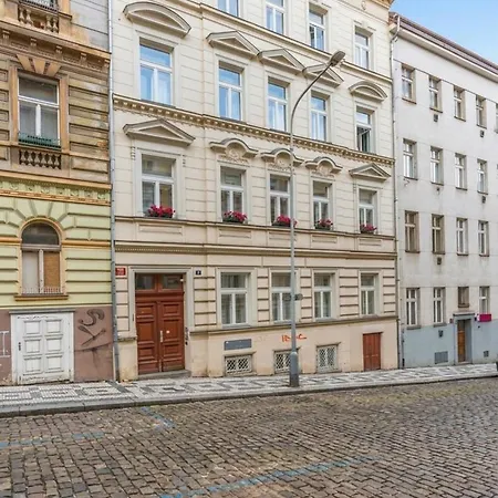 Private Atrium Haven Apartment Prag