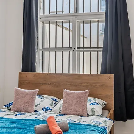 Private Atrium Haven Apartment Prag